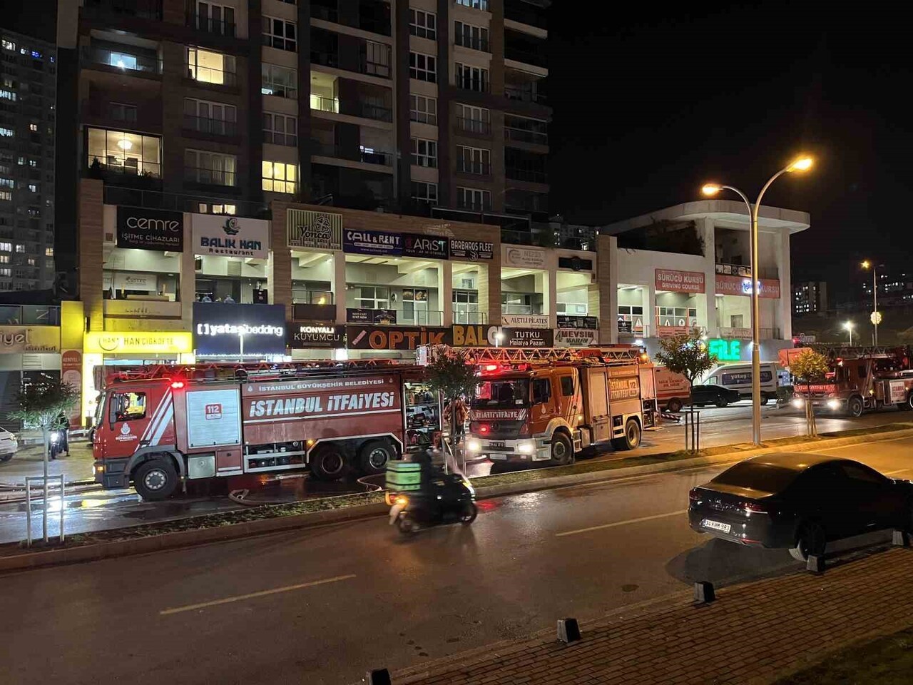 İSTANBUL BAŞAKŞEHİR’DE 13 KATLI SİTE SİTENİN İKİNCİ KATINDAKİ RESTORANDA ÇIKAN YANGINDAKİ DUMANLAR...