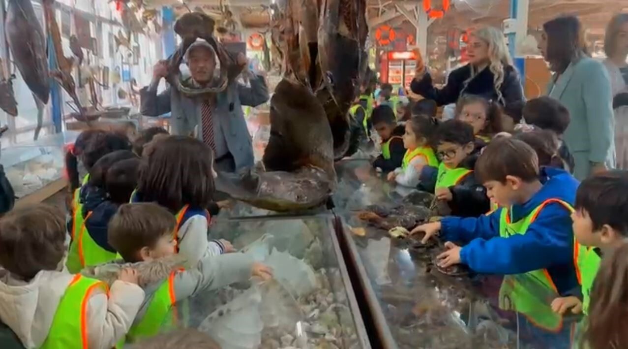 İSTANBUL BEYLİKDÜZÜ'NDE YER ALAN TÜRKİYE DENİZ CANLILARI MÜZESİ'Nİ ZİYARET EDEN MİNİKLER, DEV...