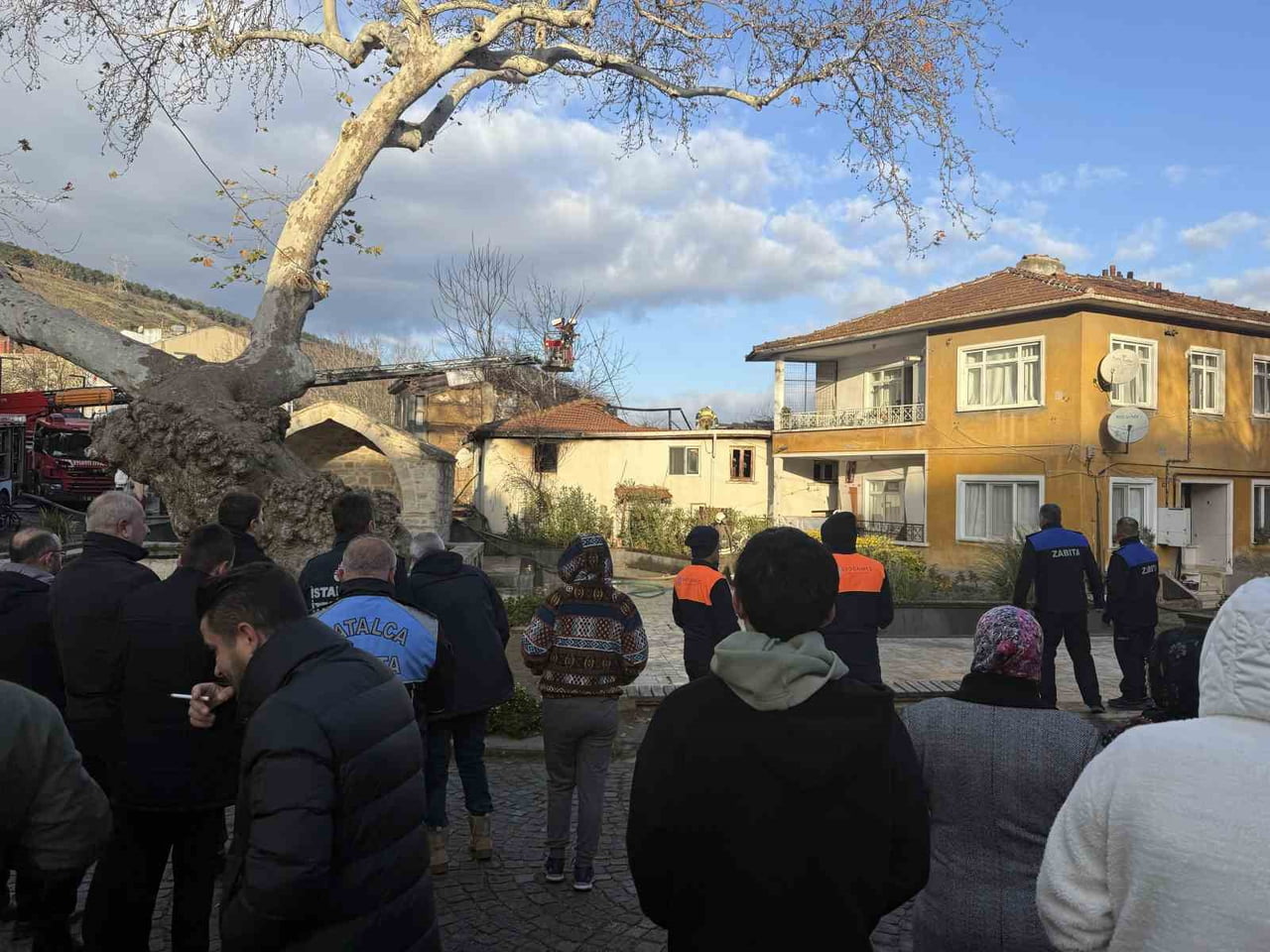 İSTANBUL ÇATALCA’DA, TEK KATLI BİR EVDE ÇIKAN YANGIN KISA SÜREDE TÜM EVİ SARDI. PANİĞE NEDEN OLAN...