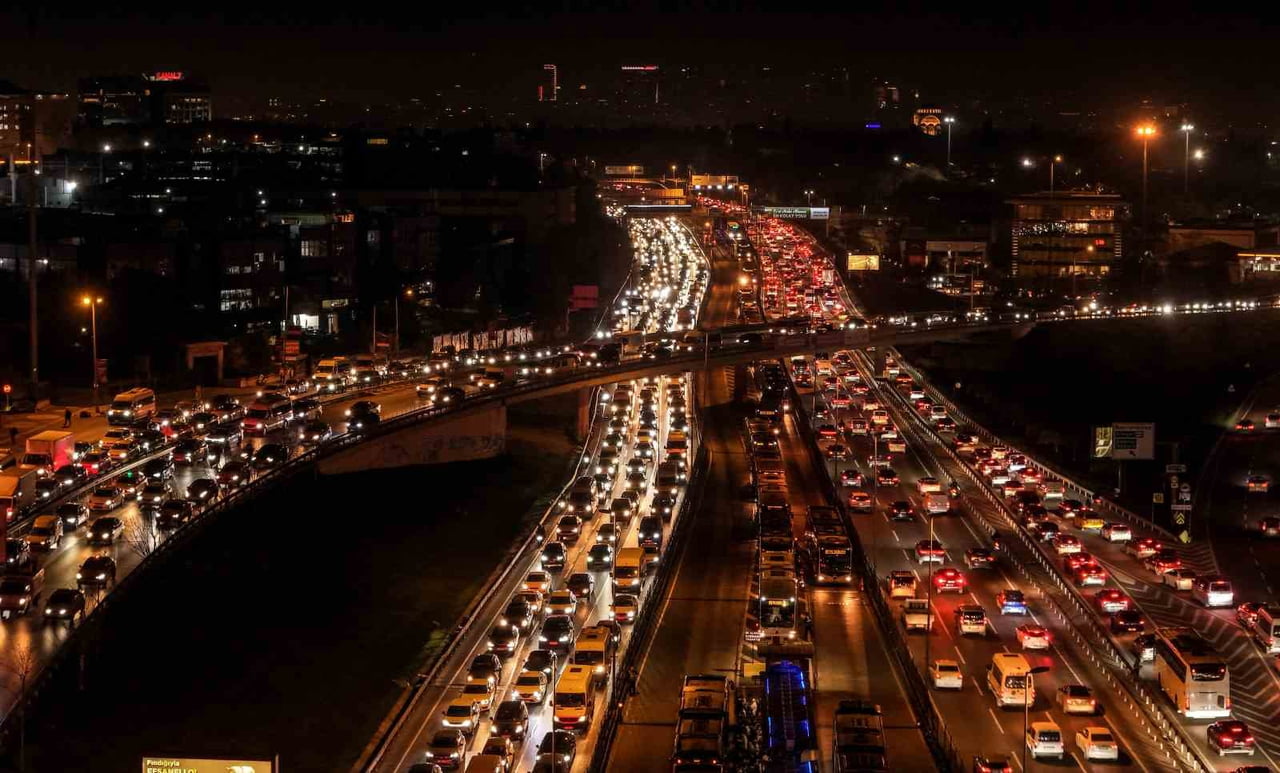 İSTANBUL’DA CUMA GÜNÜ İŞ ÇIKIŞ SAATİNDE TRAFİK YOĞUNLUĞU HAVADAN GÖRÜNTÜLENDİ.