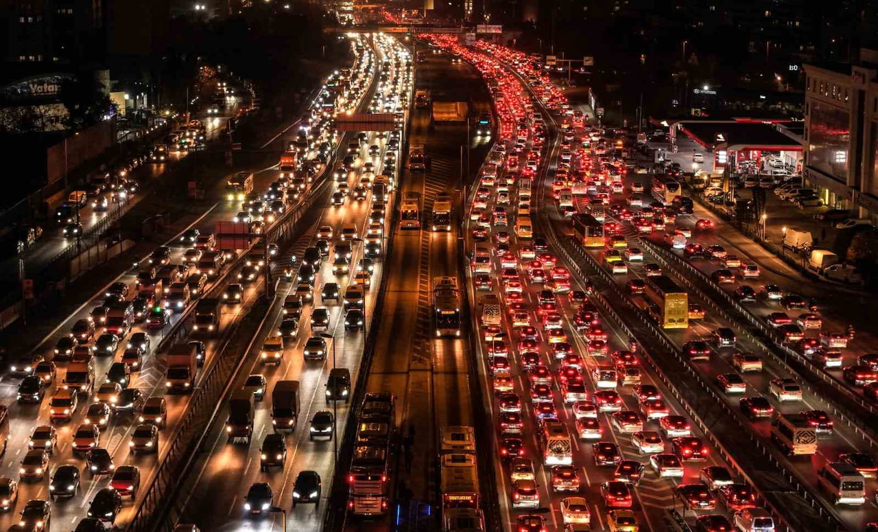 İSTANBUL’DA CUMA GÜNÜ İŞ ÇIKIŞ SAATİNDE TRAFİK YOĞUNLUĞU HAVADAN GÖRÜNTÜLENDİ.