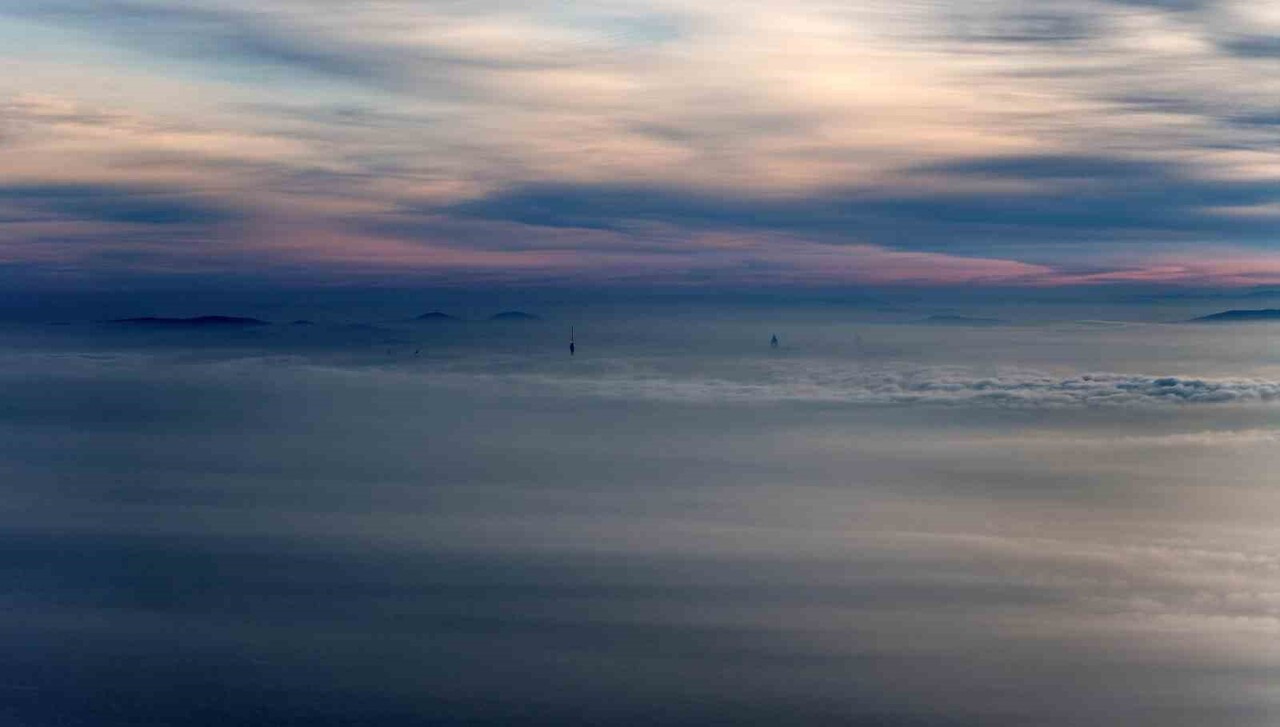 İSTANBUL’DA ETKİLİ OLAN YOĞUN SİS, BULUTLARIN ÜZERİNE GÜN DOĞUMUYLA HAVADAN...