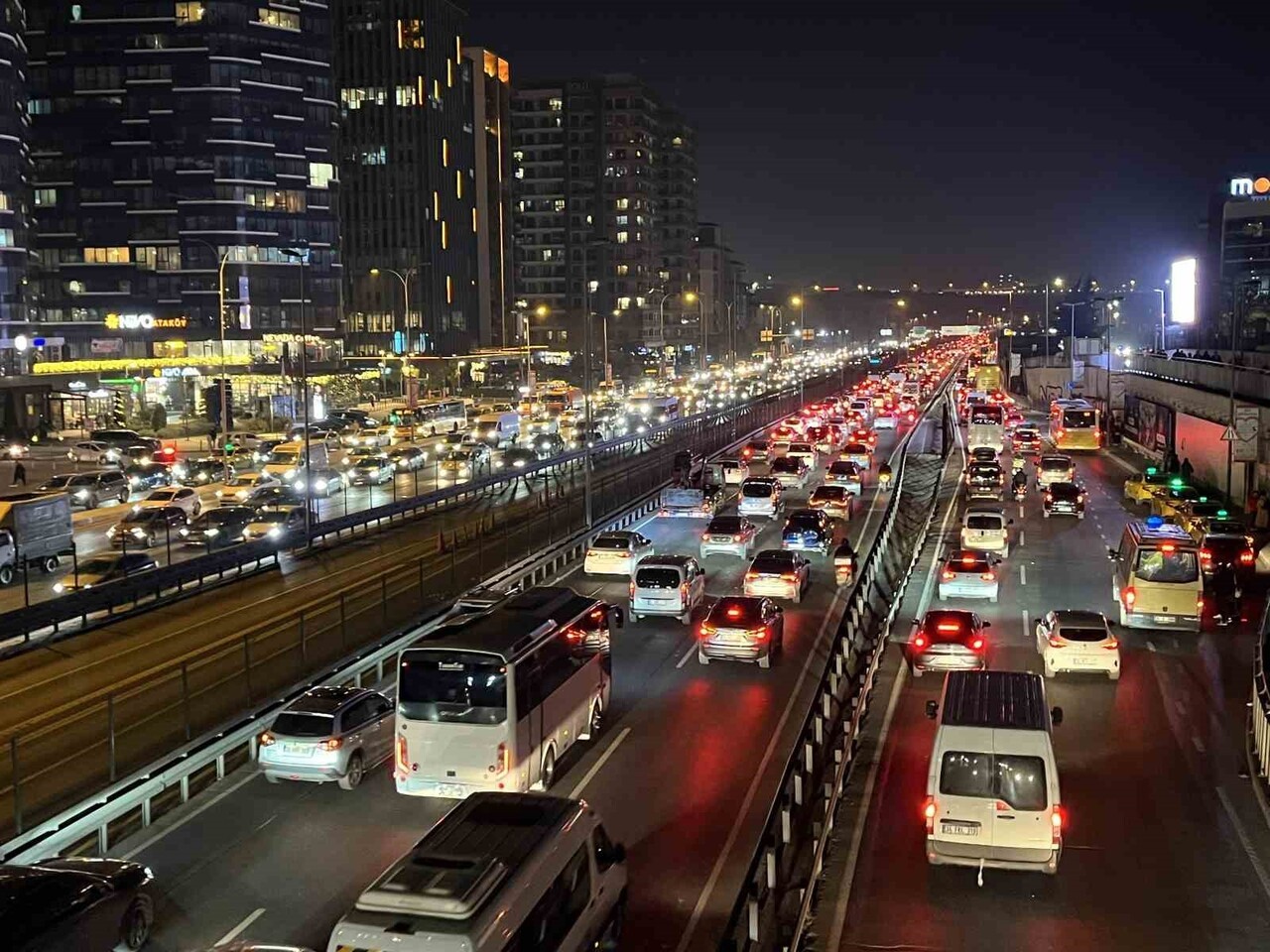 İSTANBUL’DA İŞ ÇIKIŞI SAATLERİNDE TRAFİK YOĞUNLUĞU YÜZDE 85’E ULAŞTI.