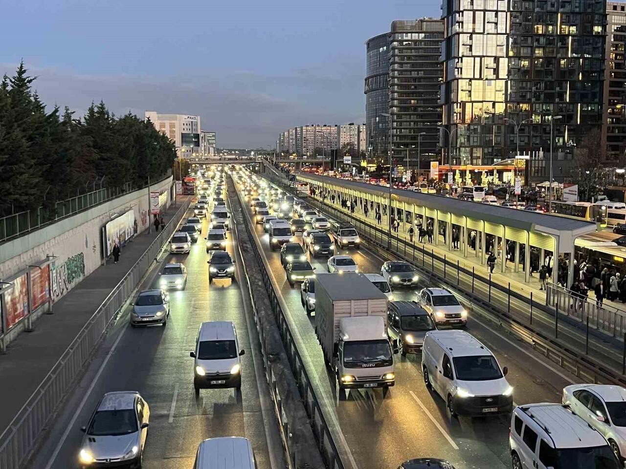 İSTANBUL’DA, MESAİ BİTİMİYLE TRAFİK YOĞUNLUĞU E-5 VE ANA ARTERLERDE YÜZDE 81’E ULAŞTI.