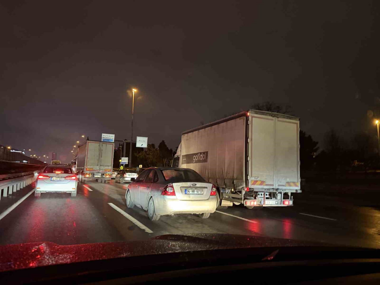 İSTANBUL’DA TRAFİK YOĞUNLUĞU YAĞIŞIN DA ETKİSİYLE YÜZDE 90'A KADAR ULAŞTI. MESAİ BİTİMİYLE KAMYON...