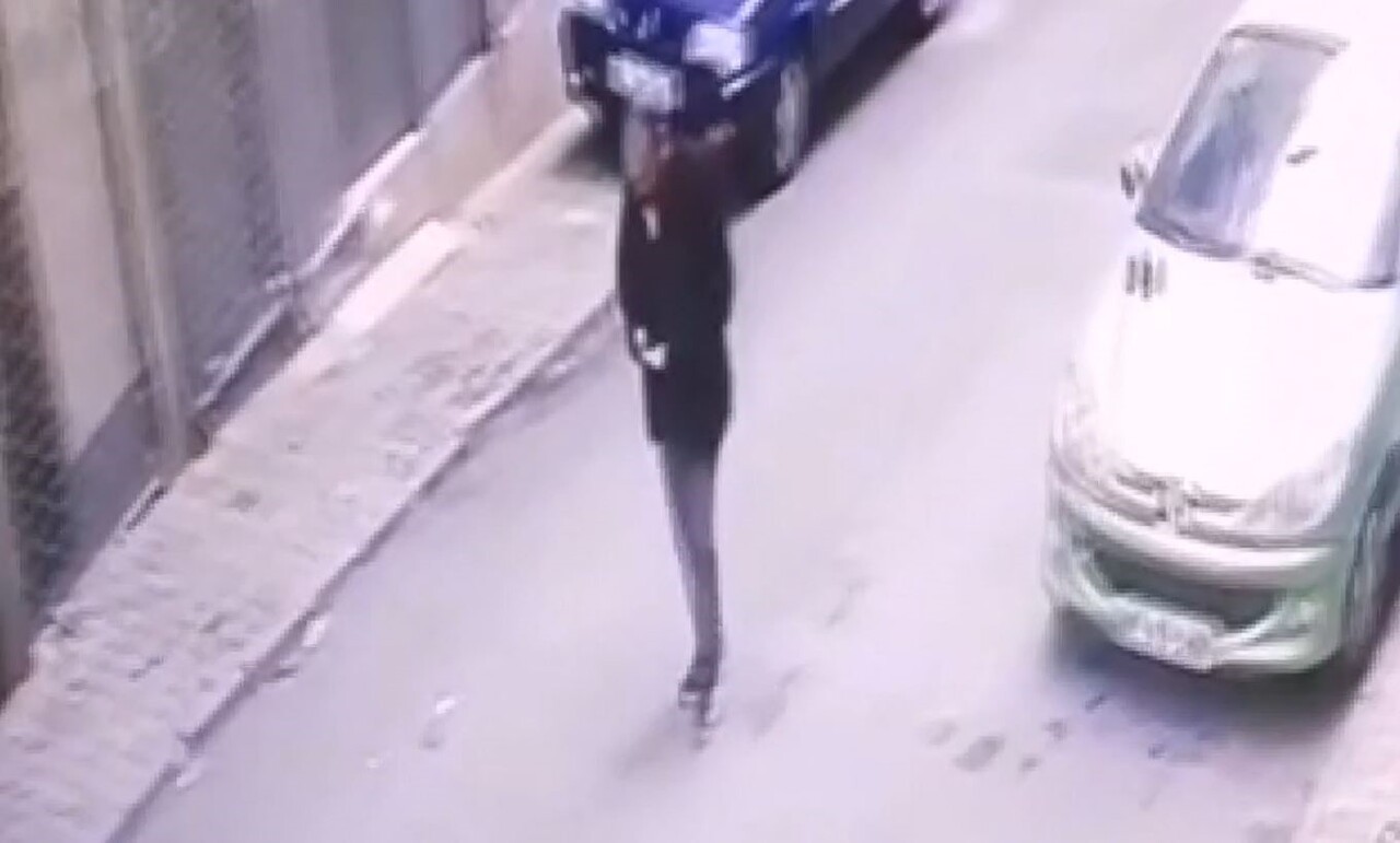 İSTANBUL ESENELER’DE MİNİBÜSTE BİR KADININ CEP TELEFONUNU ÇALAN ŞAHIS POLİS EKİPLERİ TARAFINDAN...