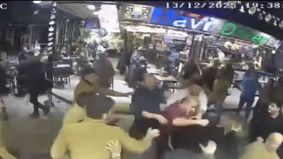 İSTANBUL FATİH’TE BİR İŞ YERİNİN ÖNÜNDE 'YER İŞGALİ' SEBEBİYLE İKİ BÜFENİN ÇALIŞANLARI ARASINDA...