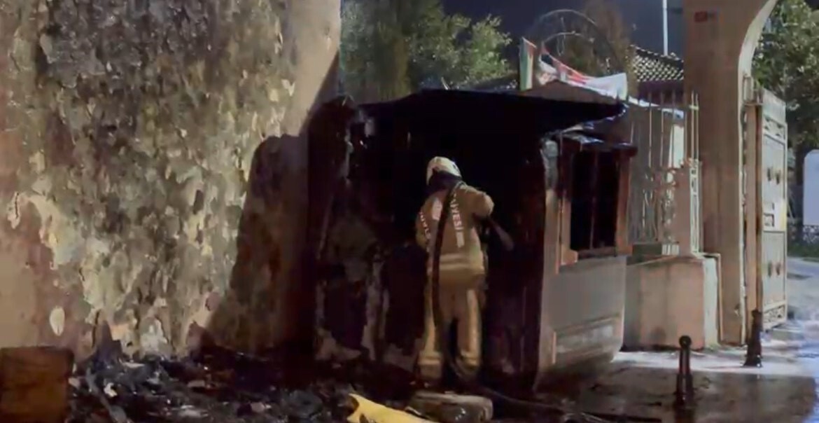 İSTANBUL FATİH’TE CAMİ DIŞINDAKİ GÜVENLİK KULÜBESİ ALEV ALEV YANDI.