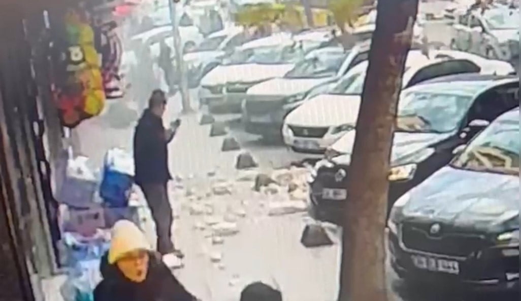 İSTANBUL GÜNGÖREN’DE 5 KATLI BİNANIN EN ÜST KATINDAKİ BALKON ÇÖKTÜ. YAYALAR, DÜŞEN PARÇANIN...