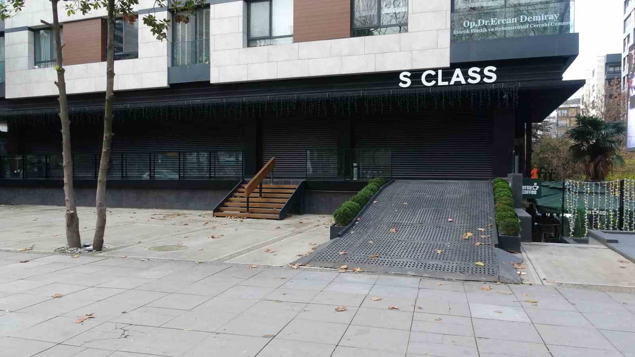 İSTANBUL (İHA) - İSTANBUL’UN KADIKÖY İLÇESİNDE FAALİYET GÖSTEREN LÜKS OTOMOBİL GALERİSİ S CLASS’IN...