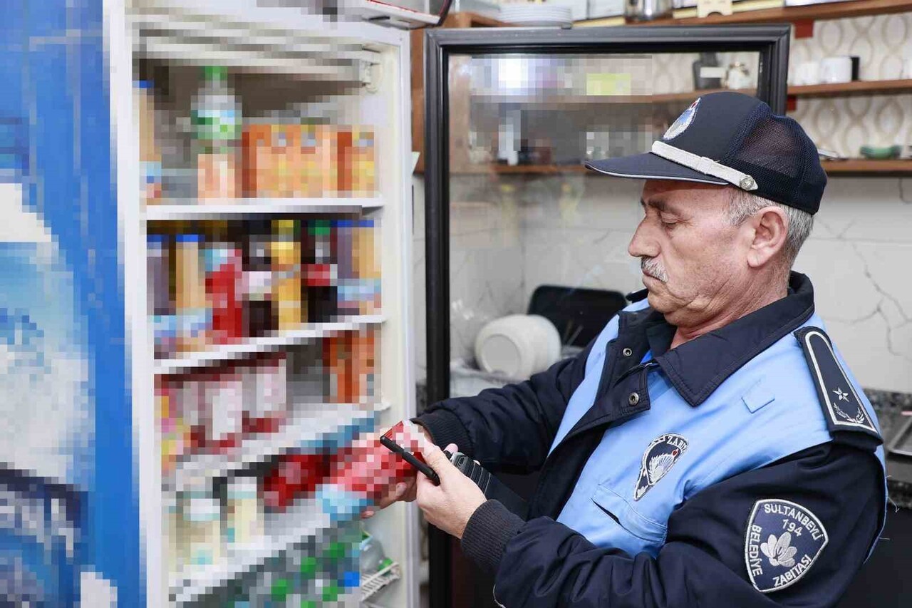 İSTANBUL (İHA) - SULTANBEYLİ BELEDİYESİ ZABITA EKİPLERİ MARKET VE KANTİN DENETİMLERİNDE SON...