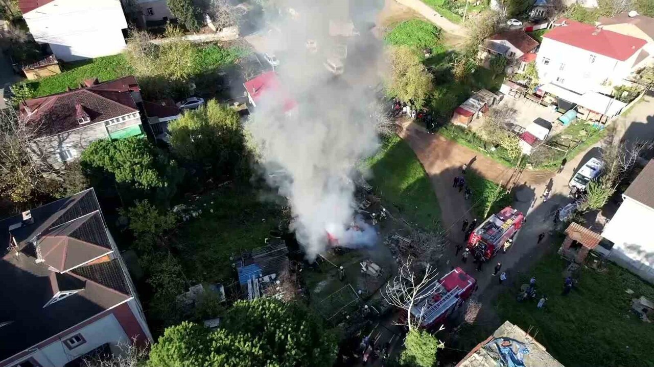 İSTANBUL (İHA) - TUZLA’DA BİR ARAZİDE BULUNAN GECEKONDUDA ÇIKAN YANGIN KISA SÜREDE BÜYÜYEREK...