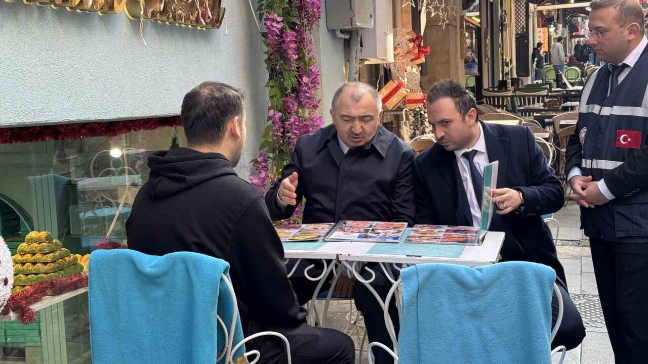 İSTANBUL İL TİCARET MÜDÜRÜ İSMAİL MENTEŞE VE BERABARİBDEKİ YETKİLİLER, İSTANBUL CADDESİ'NDE...