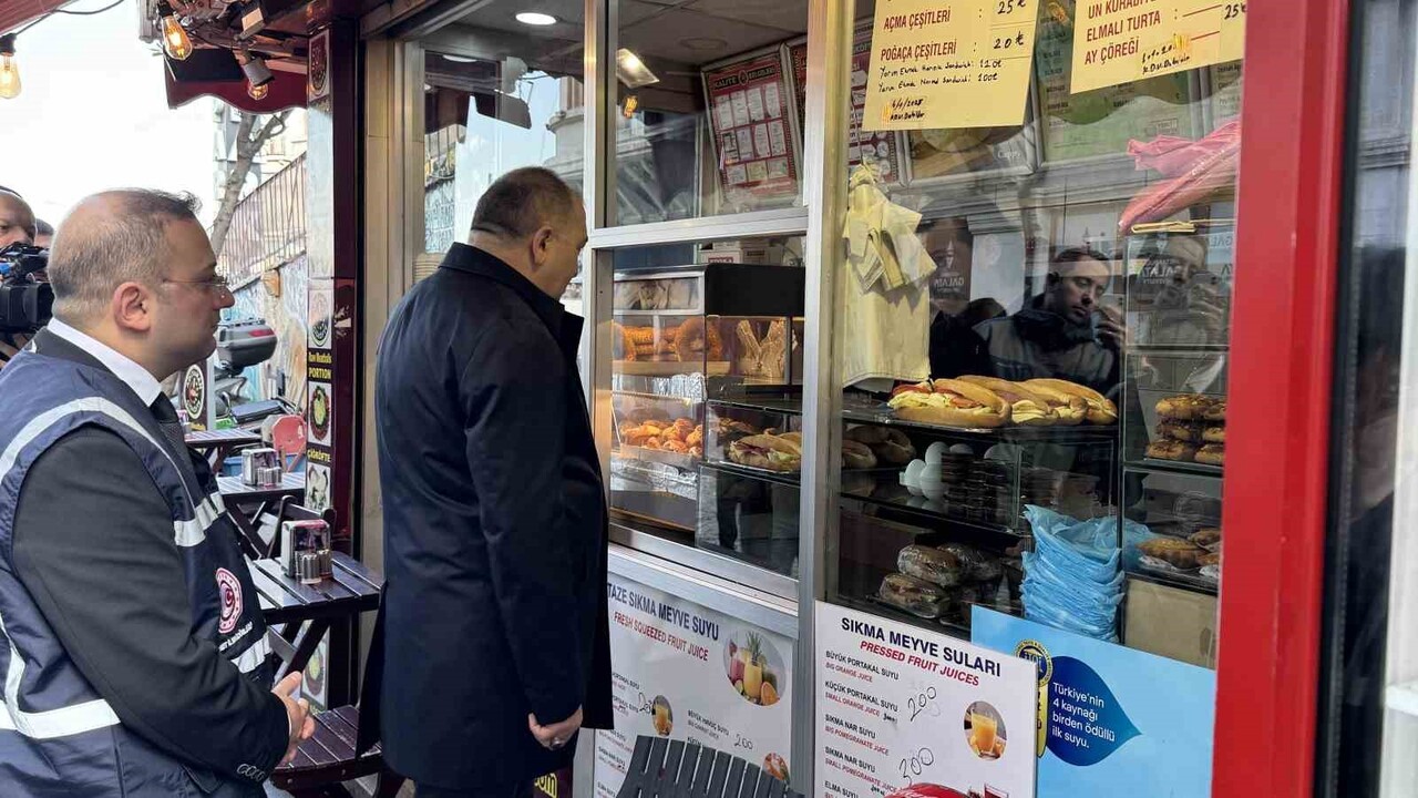 İSTANBUL İL TİCARET MÜDÜRÜ İSMAİL MENTEŞE VE BERABARİBDEKİ YETKİLİLER, İSTANBUL CADDESİ'NDE...
