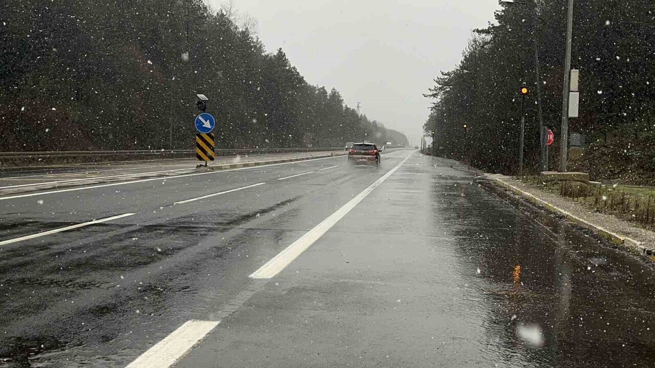 İSTANBUL İLE ANKARA ARASINDA KÖPRÜ GÖREVİ GÖREN D-100 KARA YOLUNUN BOLU DAĞI GEÇİŞİNDE KAR YAĞIŞI...