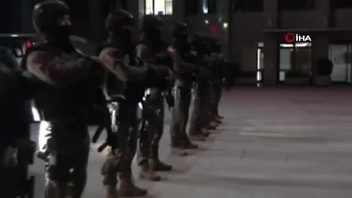 İstanbul merkezli DEAŞ operasyonunda kılıç, pala, kasatura ele geçirildi