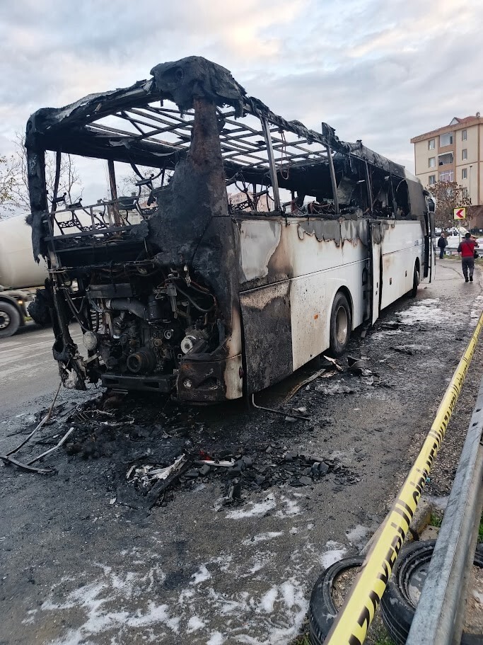 İSTANBUL SİLİVRİ'DE SEYİR HALİNDEKİ İŞÇİ SERVİSİNDE, BİLİNMEYEN BİR NEDENLE YANGIN ÇIKTI. SÜRÜCÜ...