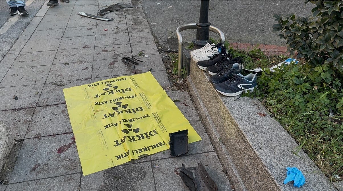 İSTANBUL ŞİŞLİ'DE TERS YÖNE GİREN OTOMOBİL ÖNCE BİR İŞ YERİNE ARDINDAN KALDIRIMDA YÜRÜYEN YAYALARA...