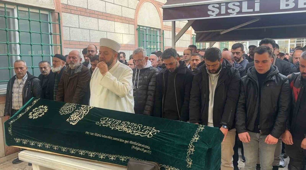 İSTANBUL ŞİŞLİ’DE DÜN MEYDANA GELEN VE SÜRÜCÜNÜN TERS YÖNDEN GELEN OTOMOBİLİN ÇARPMASI SONUCU AĞIR...