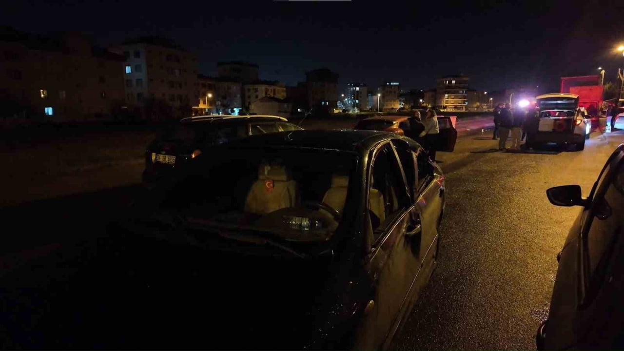 İSTANBUL SULTANBEYLİ’DE ALKOLLÜ BİR SÜRÜCÜNÜN NEDEN OLDUĞU TRAFİK KAZASINDA 4 KİŞİ...