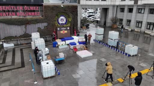 İstanbul, Tekirdağ ve Antalya’da ele geçirilen tonlarca sahte alkol emniyette sergilendi
