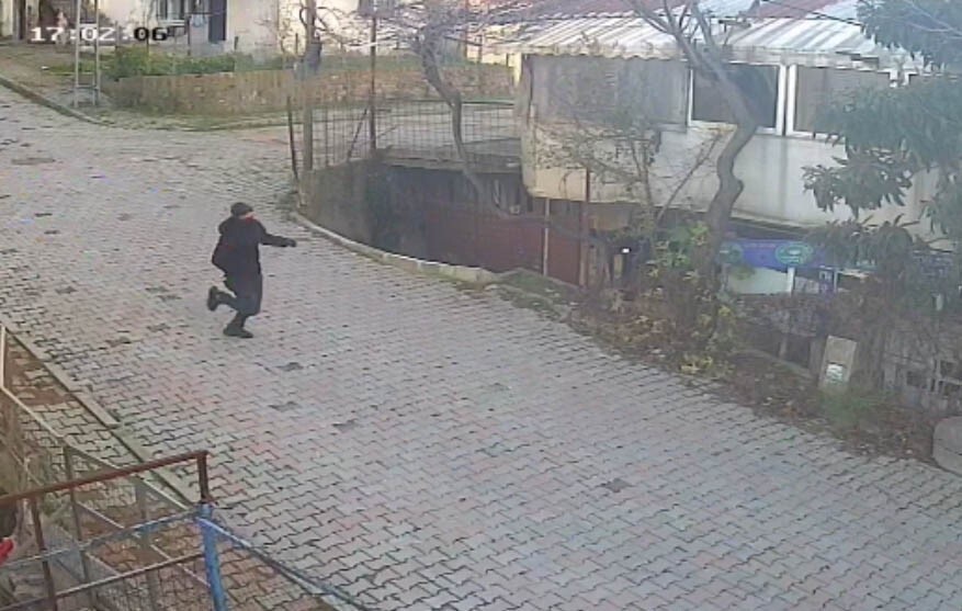 İSTANBUL’UN ARNAVUTKÖY İLÇESİ YUNUS EMRE MAHALLESİ’NDE YABANCI UYRUKLU AİLENİN EVİNE GİREN SİLAHLI...