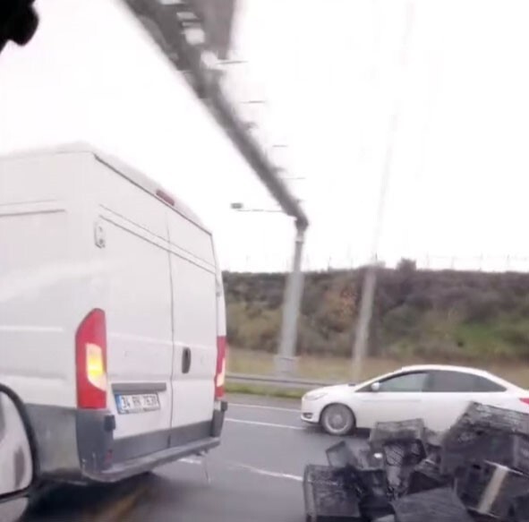 İSTANBUL’UN SULTANGAZİ İLÇESİNDE BİR SÜRÜCÜNÜN PANELVAN ARACIN ARKASINA BAĞLADIĞI ÇOK SAYIDA...