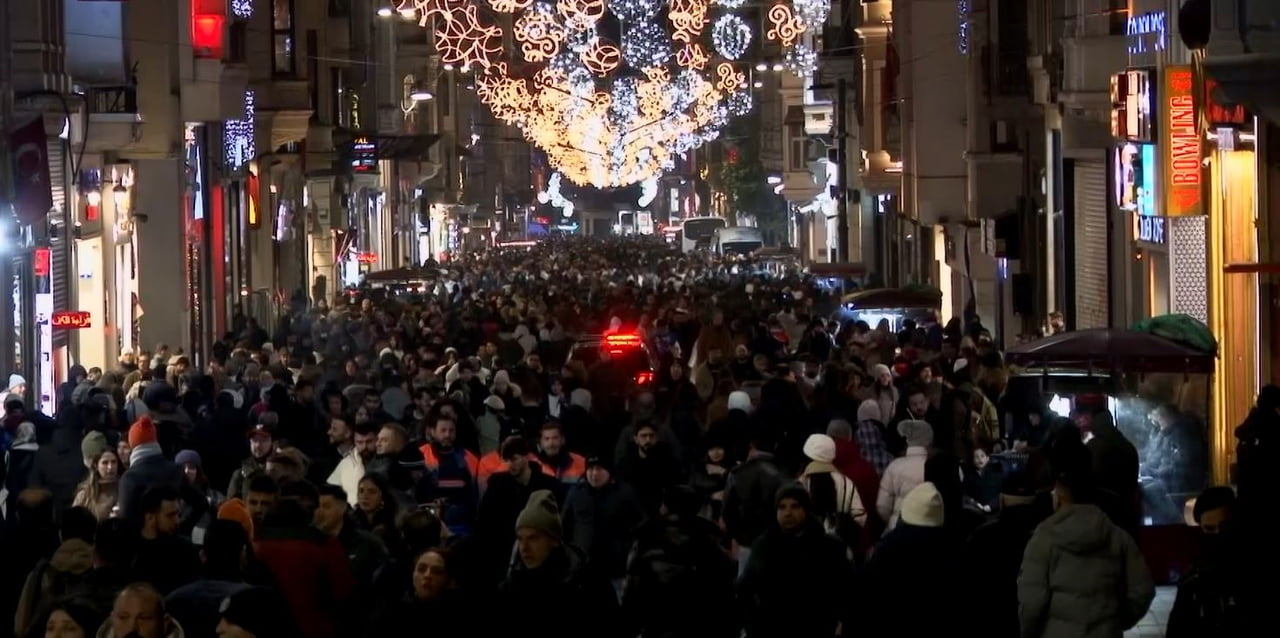 İSTİKLAL CADDESİ’NDE İNSAN YOĞUNLUĞU HAVADAN GÖRÜNTÜLENDİ