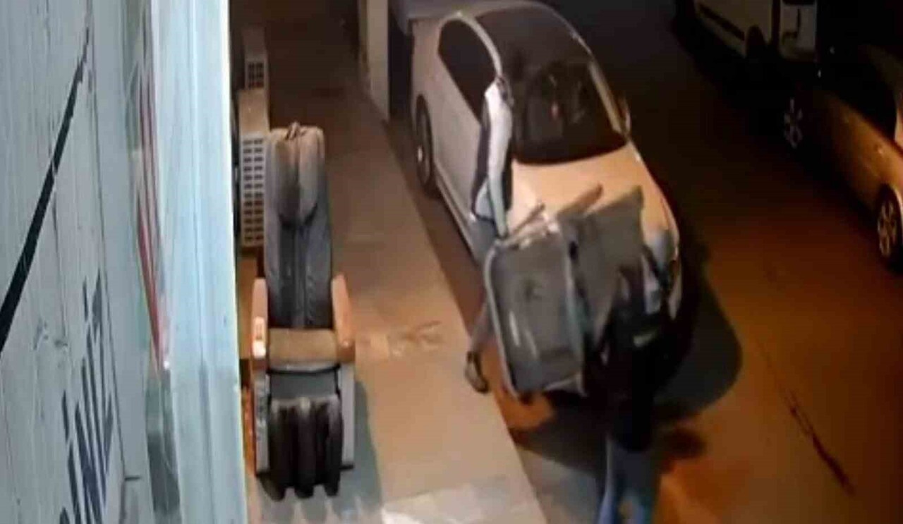 İŞYERİ ÖNÜNDEKİ KOŞU BANDININ ÇALINMA ANI KAMERADA