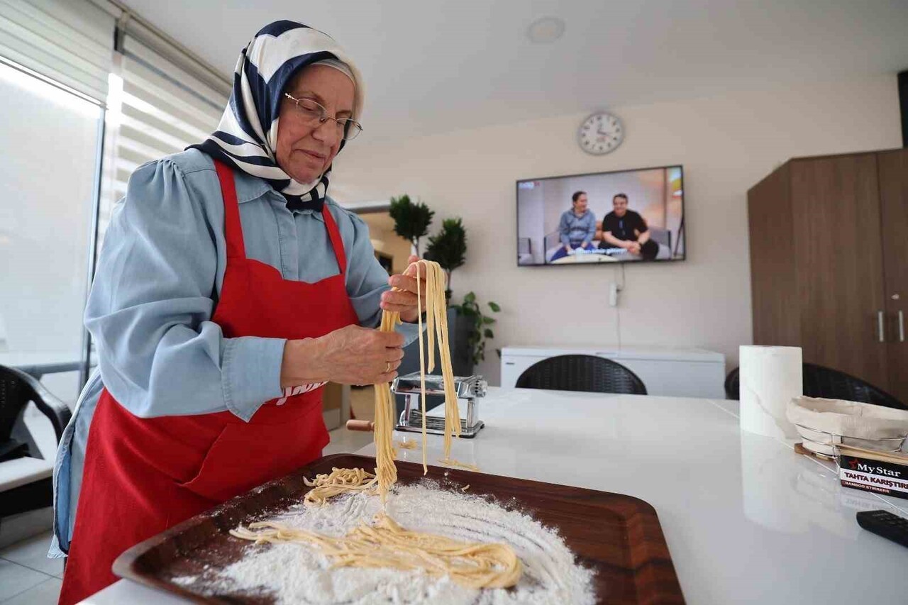 İTALYAN MUTFAĞINI ÇOK SEVEN NURGÜL ŞENGÜR, 70 YAŞINDA BAĞCILAR BELEDİYESİ VEFAHANE YAŞAM...