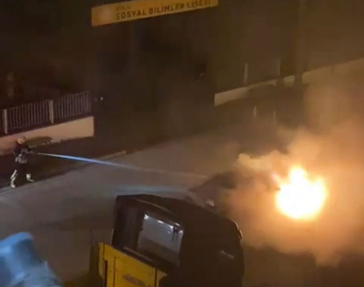 İTFAİYE EKİPLERİ TARAFINDAN SÖNDÜRÜLEN OTOMOBİLDEN GERİYE HURDA YIĞINI KALDI.