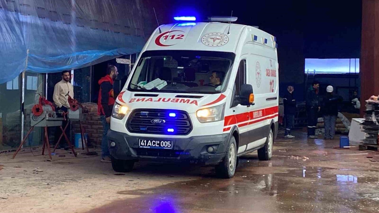 İTFAİYE TARAFINDAN ÇIKARILAN İŞÇİ, HASTANEYE KALDIRILDI.