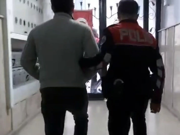 İZMİR'DE ARANAN ŞAHISLARA YÖNELİK 94 ADRESE DÜZENLENEN EŞ ZAMANLI OPERASYONLARDA, ÇEŞİTLİ...