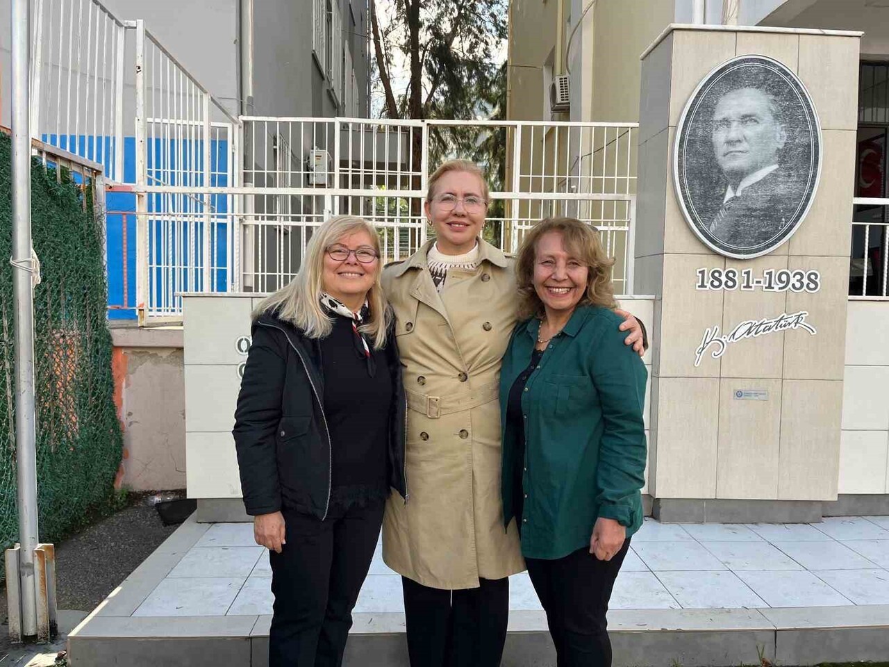 İZMİR BALÇOVA ANADOLU İMAM HATİP LİSESİ ÖĞRETMENİ AYLİN DİLEKÇİ, EMEKLİ ÖĞRETMEN BEHİYE YILMAZ VE...