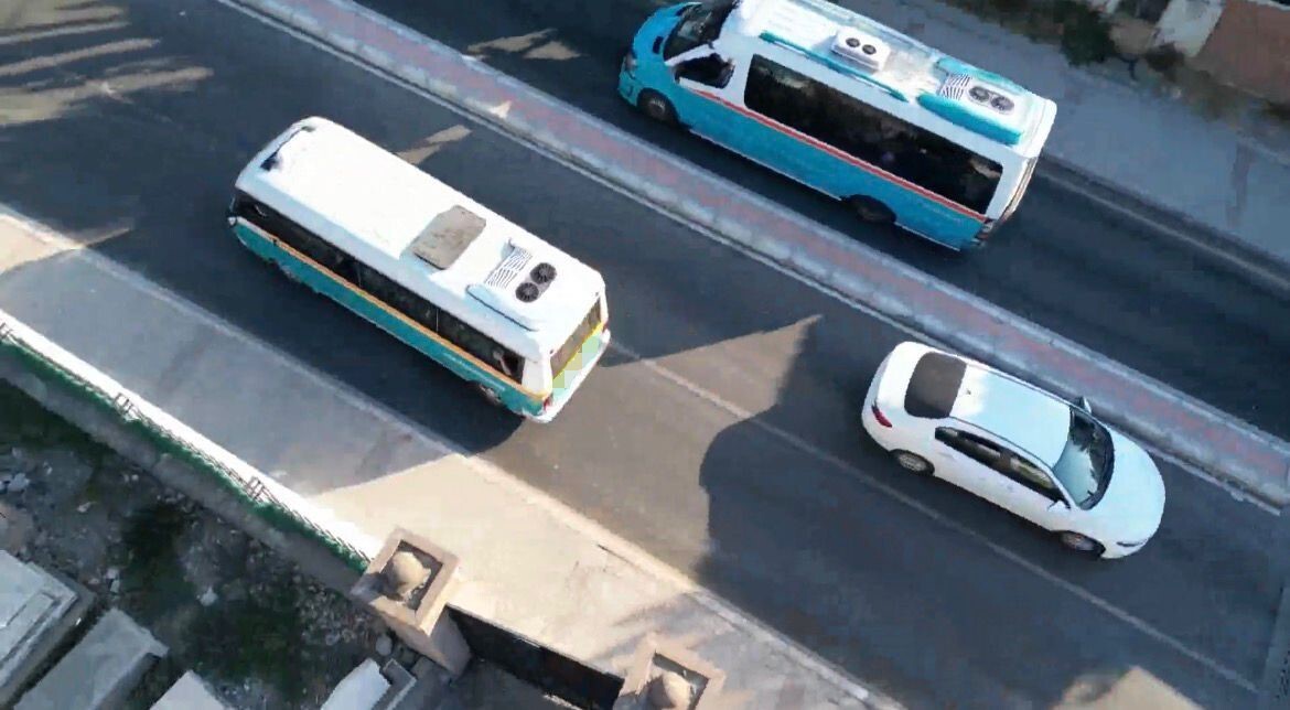 İZMİR’DE BİR DOLMUŞ ŞOFÖRÜ, KENDİ ŞERİDİNDEKİ ARAÇ KUYRUĞUNU BEKLEMEMEK İÇİN TERS ŞERİDE GİREREK...