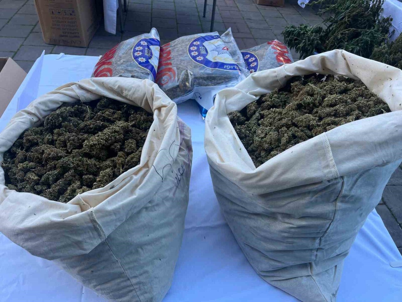 İZMİR’DE POLİS EKİPLERİNCE SON BİR HAFTADA DÜZENLENEN UYUŞTURUCU OPERASYONLARINDA, BUCA İLÇESİNDE...