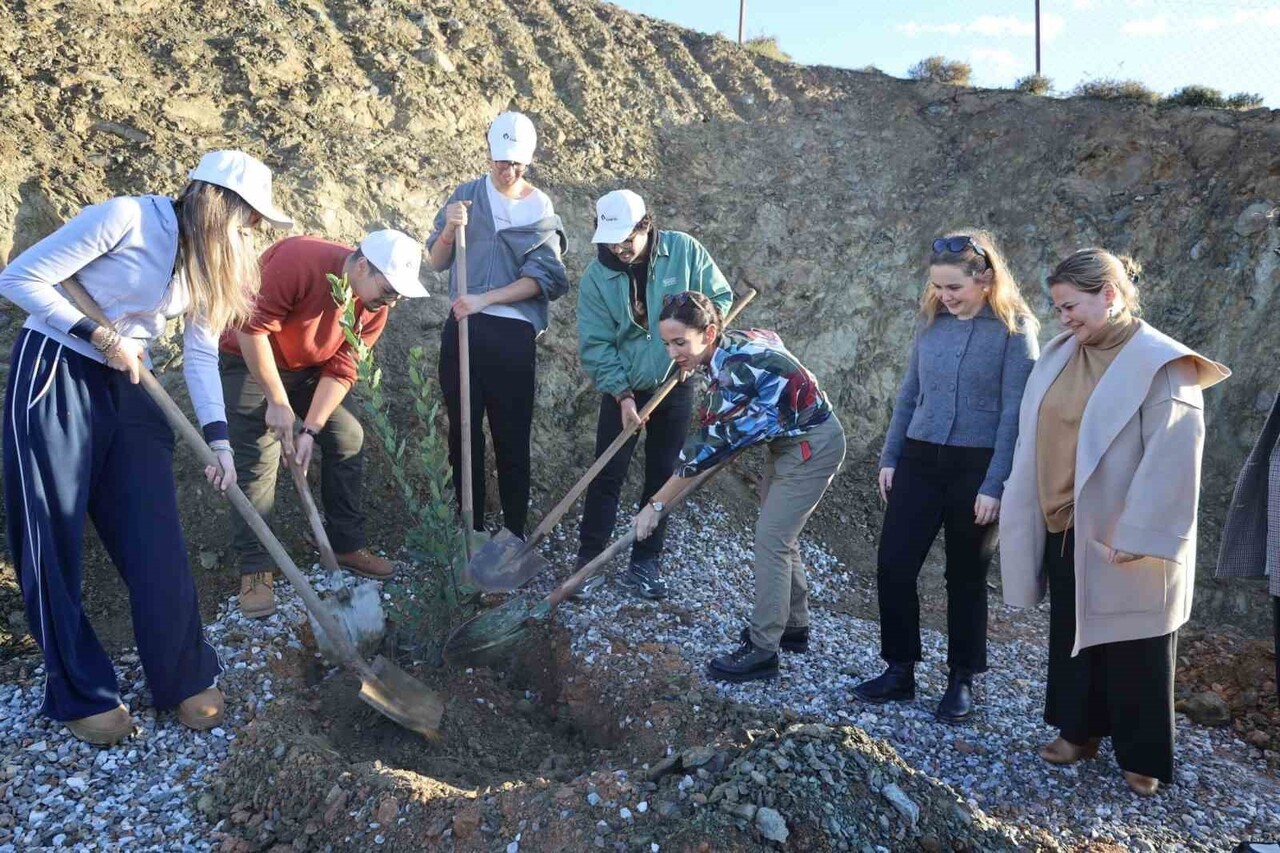 İZMİR EKONOMİ ÜNİVERSİTESİ (İEÜ), SAĞLIKLI BİR GELECEK İÇİN TOPRAĞIN ÖNEMİNE DİKKAT ÇEKMEK...