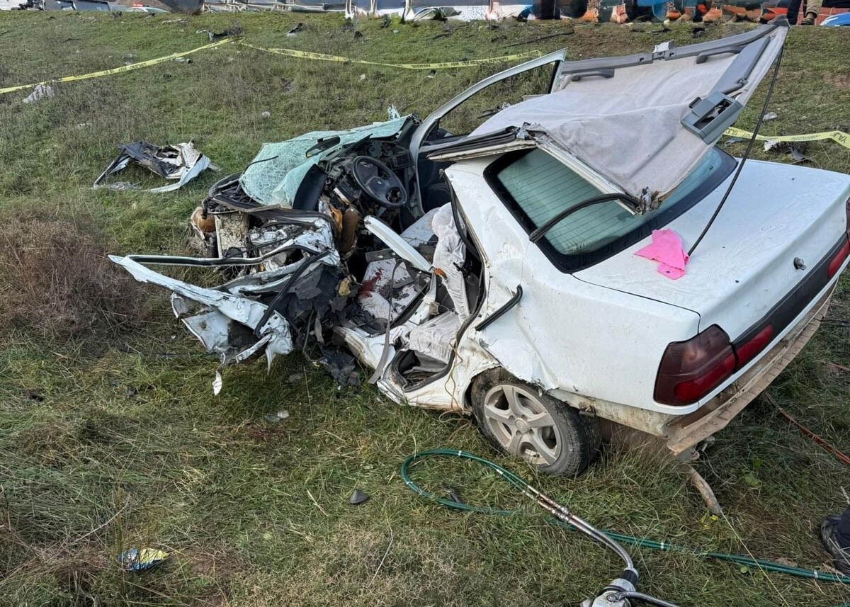 İZMİR’İN MENDERES İLÇESİNDE İKİ OTOMOBİLİN ÇARPIŞTIĞI TRAFİK KAZASINDA 1 KİŞİ HAYATINI KAYBETTİ, 1...