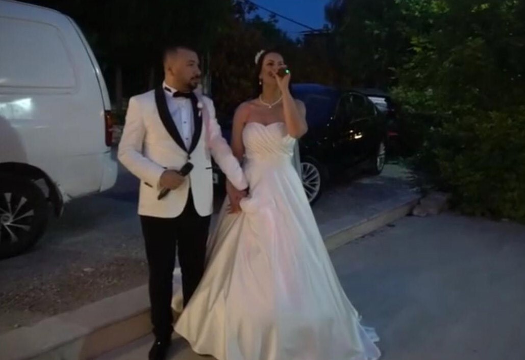 İZMİRLİ ÇİFTİN DÜĞÜNLERİNDE SESLENDİRDİKLERİ 'NE BİLSİN ELLER' ŞARKISI SOSYAL MEDYADA VİRAL...