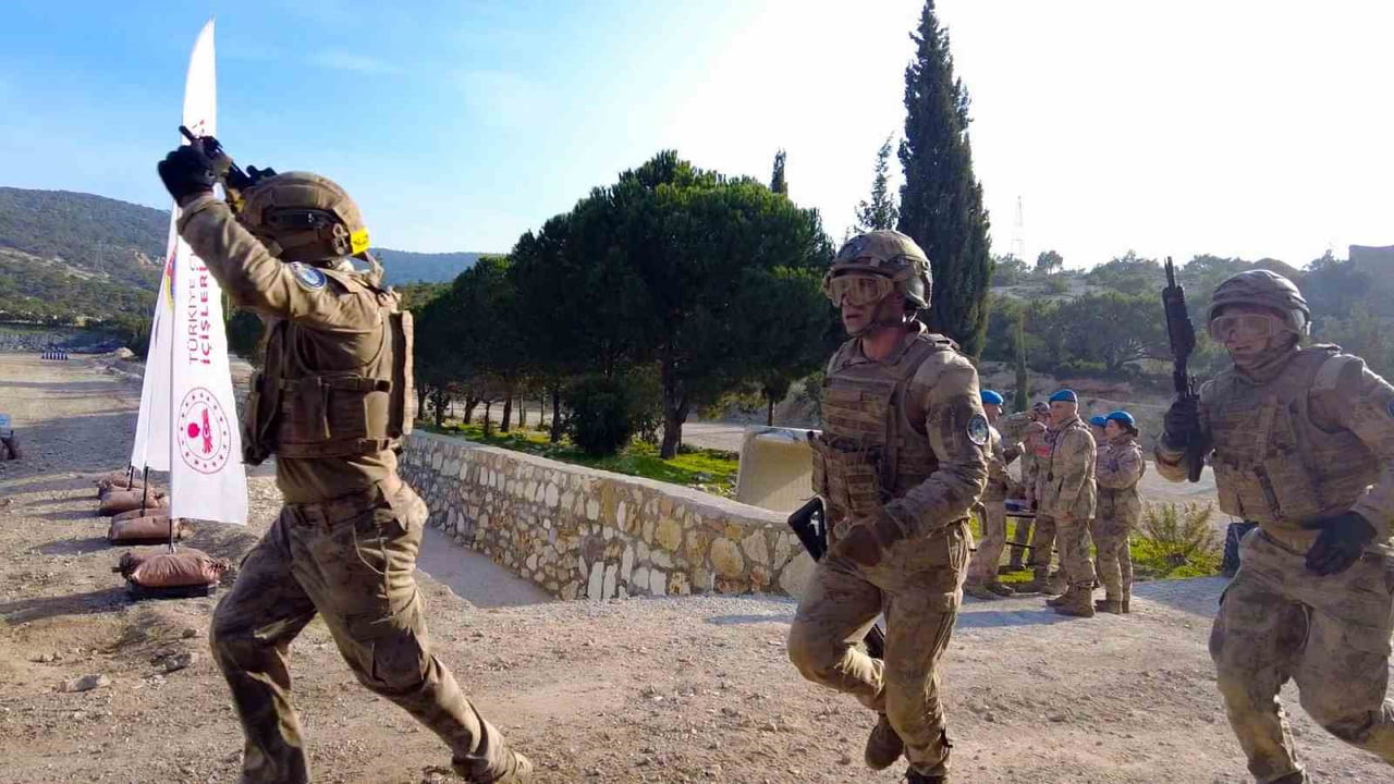 JANDARMA GENEL KOMUTANLIĞI TARAFINDAN BU YIL İLK KEZ DÜZENLENEN "SAVAŞÇI YARIŞMASI", FOÇA JANDARMA...