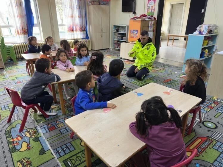 JANDARMA VE EMNİYETTEN YENİPAZAR'DA GÜVENLİK VE TRAFİK BİLİNCİ ÇALIŞMASI