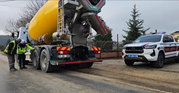 JANDARMADAN TİCARİ ARAÇLARA KIŞ LASTİĞİ DENETİMİ