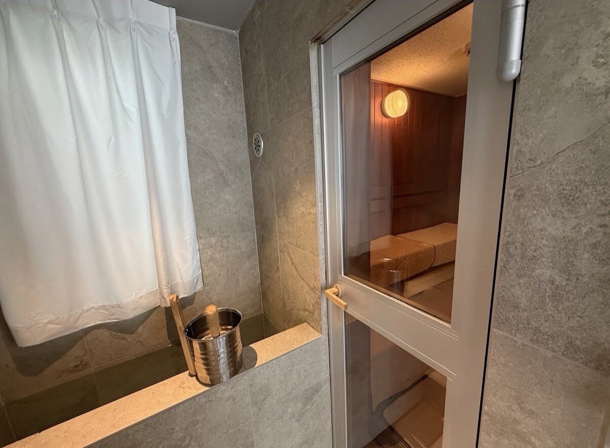 JAPONYA’NIN BAŞKENTİ TOKYO’DA BULUNAN BİR SAUNADA ÇIKAN YANGINDA MAHSUR KALAN BİR ÇİFT HAYATINI...