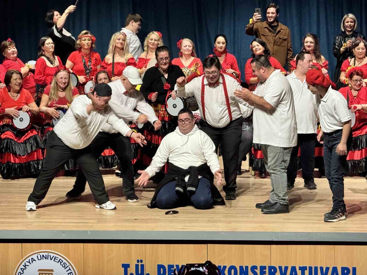 KADIN DARBUKA GRUBA ENGELLİ GENÇLERİ 9/8 OYNATTI