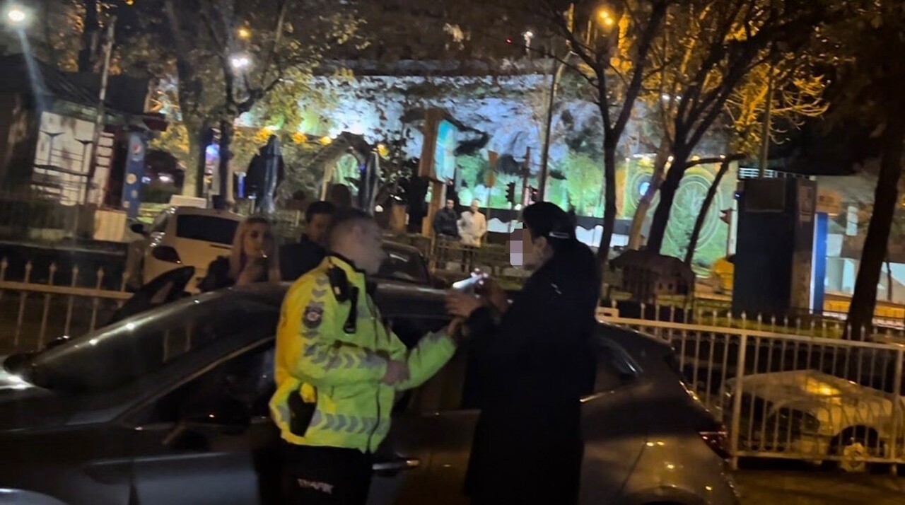 KADIN SÜRÜCÜ 1.96 ALKOLLÜ ÇIKINCA ÖFKELENDİ, POLİS EKİPLERİNE HAKARET ETTİ