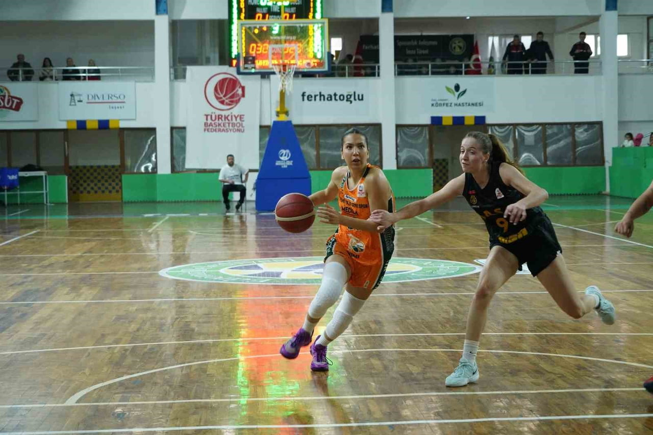 KADINLAR BÖLGESEL BASKETBOL LİGİ (KBBL) A GRUBU’NDA MÜCADELE EDEN FERHATOĞLU EDREMİT BELEDİYESİ...