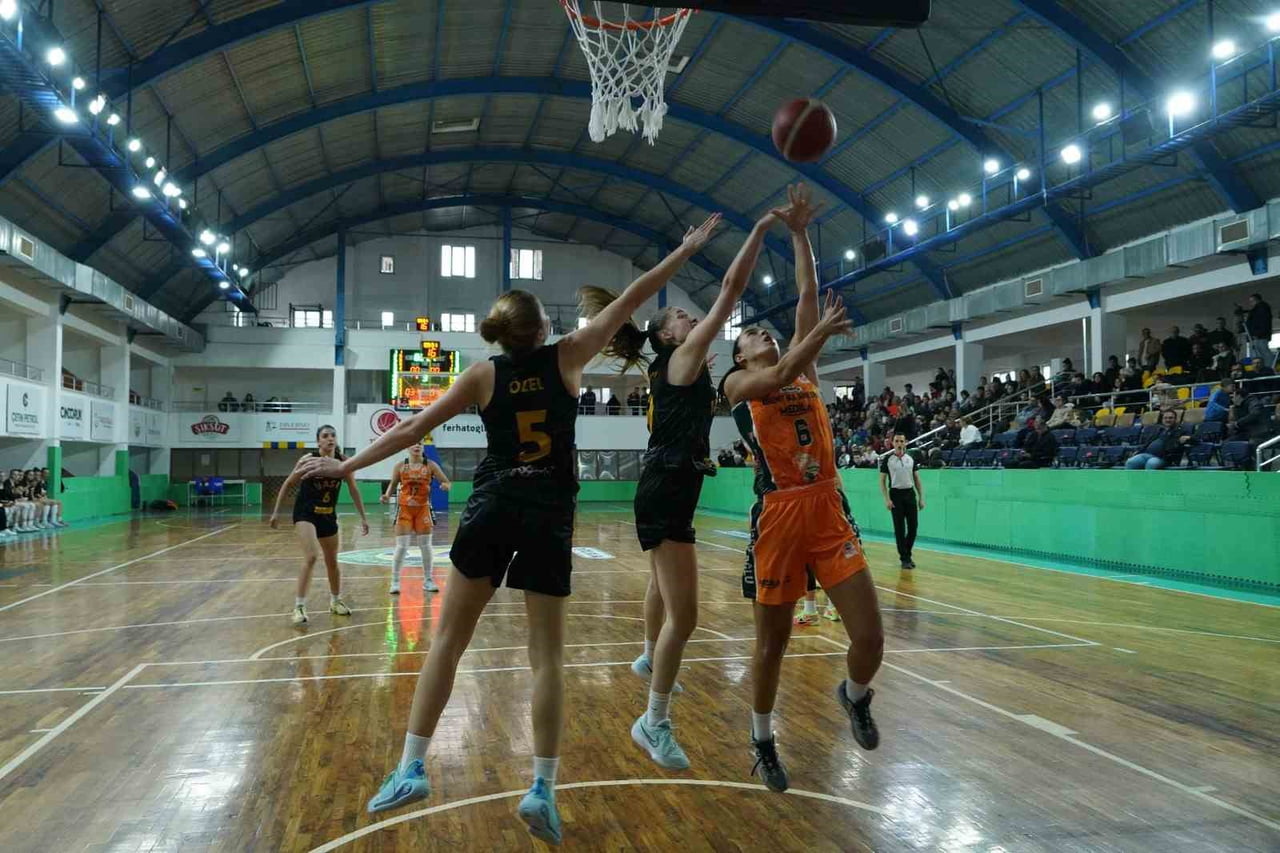 KADINLAR BÖLGESEL BASKETBOL LİGİ (KBBL) A GRUBU’NDA MÜCADELE EDEN FERHATOĞLU EDREMİT BELEDİYESİ...