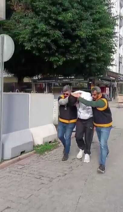 KAFEYE OTOMATİK TÜFEKLE ATEŞ EDEN ŞÜPHELİ YAKALANDI