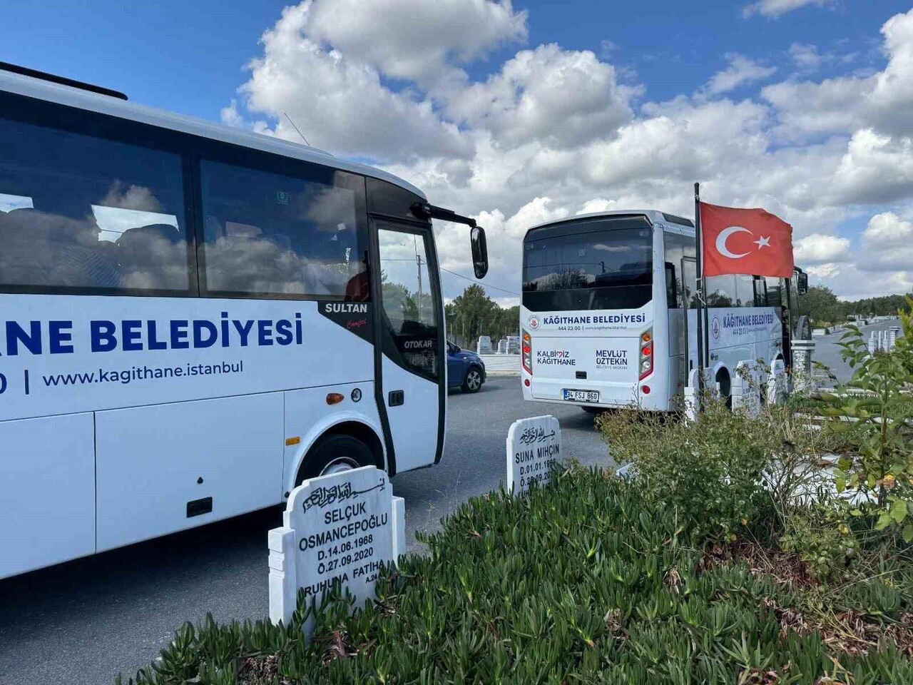 KAĞITHANE BELEDİYESİ, İLÇE GENELİNDE HER AY DÜZENLİ OLARAK SAĞLADIĞI ÜCRETSİZ MEZARLIK SERVİSİYLE...