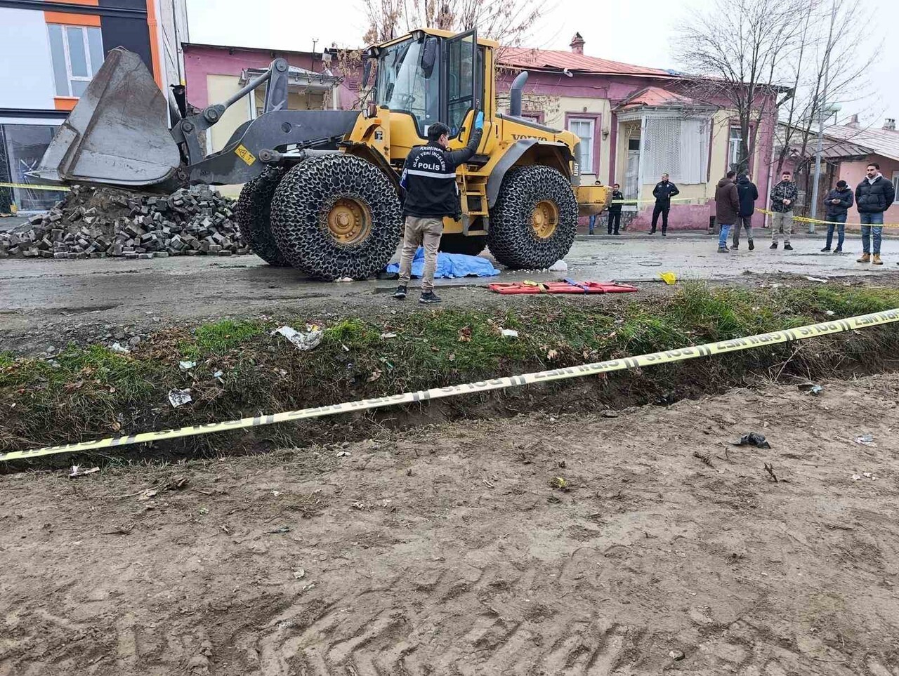 KAĞIZMAN’DA EMEKLİ İMAMIN FECİ SONU, KEPÇE ALTINDA KALAN İMAM HAYATINI KAYBETTİ(KARS-İHA)